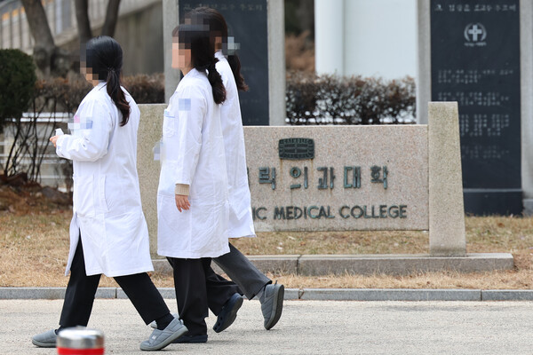 13일 서울 소재 대학병원 의과대학 앞에서 의료진이 이동하고 있는 모습. 사진=뉴시스