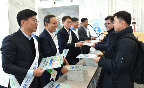 농협손해보험 서국동 대표이사(사진 왼쪽 세 번째)와 임직원들이 3행3무의 문구가 담긴 '마우스패드'를 나눠주고 있다.