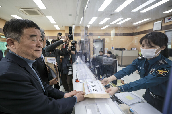 이재명 대통령선거 예비후보 선거대책위원회가 딥페이크 영상 유포자에 대한 고발장을 16일 접수했다. 사진=뉴시스