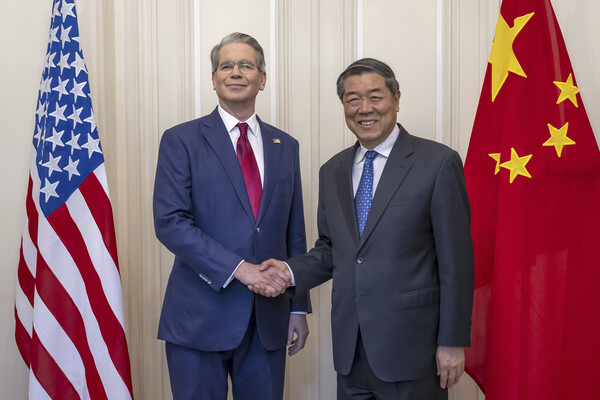 스콧 베선트 미 재무장관(왼쪽)이 지난달 10일 토요일 스위스 제네바에서 열린 미-중 회담에서 허리펑(何立峰) 중국 부총리와 악수하고 있다. (사진=뉴시스)