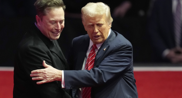 지난 1월 20일 도널드 트럼프 대통령 취임식에서 서로 얼싸 안은 일론 머스크. 사진=뉴시스