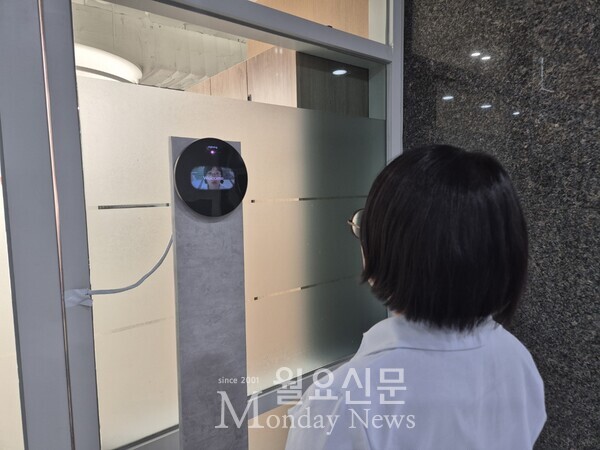 알파에 얼굴을 등록하고 인식 중인 기자의 뒷모습. 사진=편슬기 기자