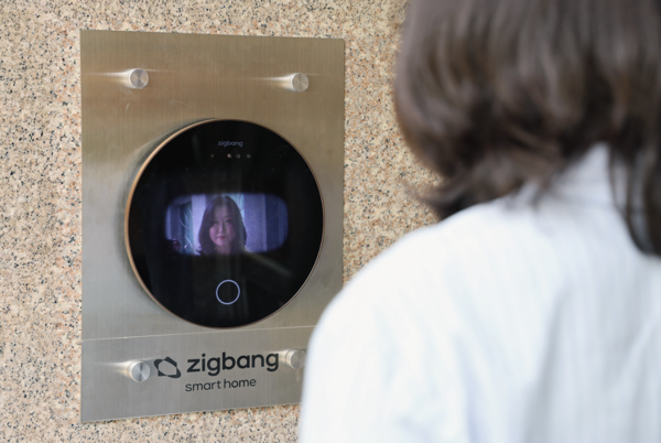 용인의 한 아파트 단지에 실제로 설치된 직방 로비폰 '알파' 모습. 사진=직방