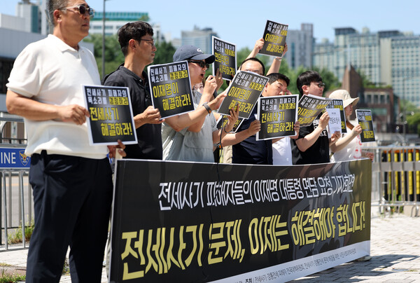 지난 10일 서울 용산구 대통령 집무실 앞에서 이재명 대통령 면담을 촉구하고 있는 전세사기·깡통전세 피해자들. / 사진=뉴시스 