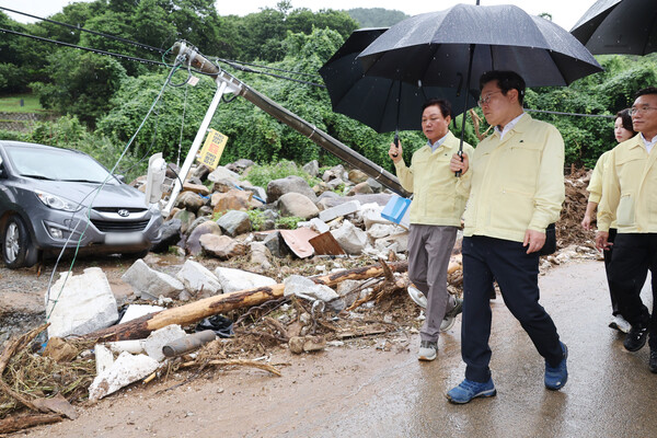 이재명 대통령이 21일 기록적인 폭우가 쏟아진 경남 산청군 산청읍 부리마을을 찾아 피해 현황과 관련한 보고를 받은 뒤 현장을 직접 점검하는 모습. / 사진=뉴시스