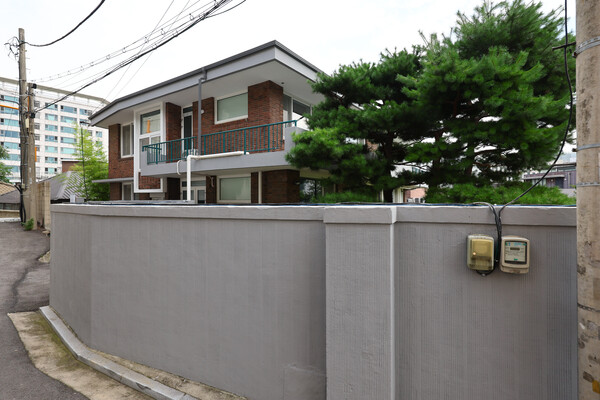 서울 종로구 소재 한덕수 전 국무총리 자택. 24일 오전 내란 특검팀은 12·3 비상계엄 관련 내란·외환 혐의로 한 전 총리 자택을 압수수색 하고 있다. /사진=뉴시스