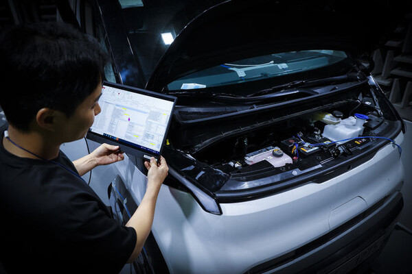 현대위아 연구원이  의왕시 열관리 시험동에서 공조시스템을 테스트하고 있다. /사진=뉴시스