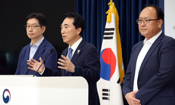 박수현 국정기획위원회 국가균형성장특별위원장(가운데)이 5일 세종시 정부세종청사에서 대통령 세종집무실 건립을 신속추진과제로 선정했다고 밝히고 있다. 사진=뉴시스