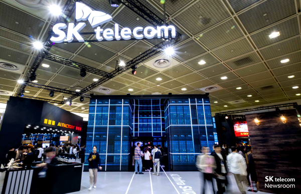 SK텔레콤이 2분기 매출 4조3388억 원, 영업이익 3383억 원, 당기순이익 832억 원을 기록했다고 밝혔다. 사진은 WIS 2025에서 선보인 SKT의 AI 데이터센터 전시 부스. 사진=SK텔레콤