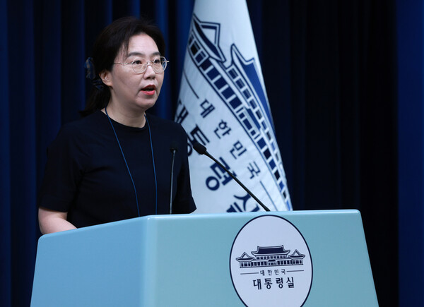 강유정 대변인이 6일 용산 대통령실 청사에서 연이은 포스코이엔씨의 중대 인명사고에 대한 이재명 대통령의 지시사항 관련 브리핑을 하고 있다. 사진=뉴시스