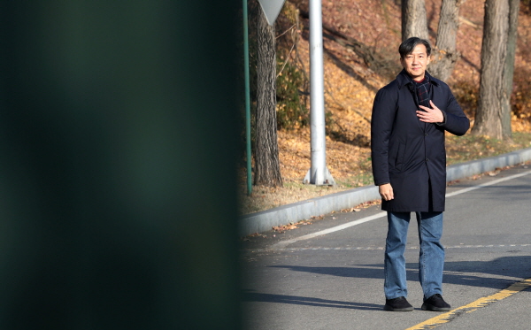 지난해 12월 서울구치소 수감을 앞두고 언론 카메라에 포착된 조국 전 조국혁신당 대표. 사진=뉴시스