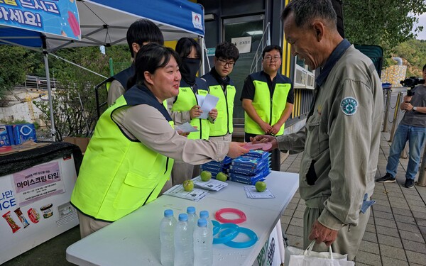 7일 석포제련소 2공장 정문 앞에서 안전점검의 날 행사 참가자들이 출근길 '작업 안전 실천'을 당부하는 모습. 사진=영풍