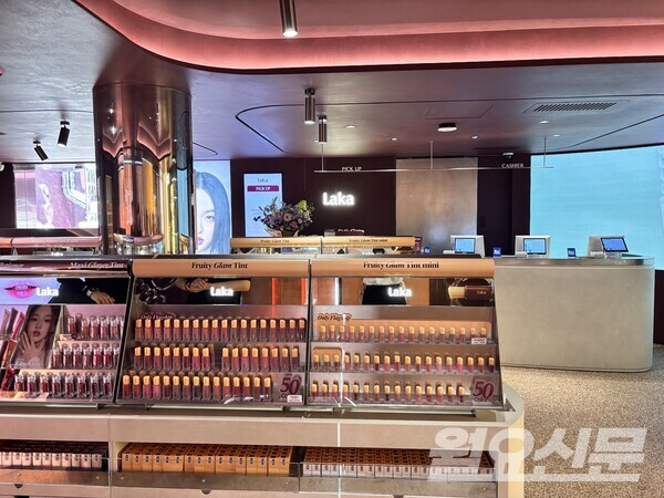 매장 내부는 인기 색상 '엔비'를 활용했다. 사진=김나연 기자