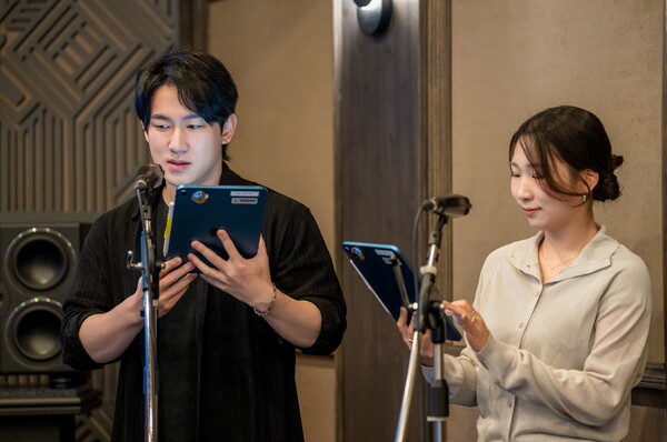 케이팝 데몬 헌터스 중 일부 장면을 시연하는 민승우 성우와 신나리 성우. 사진=넷플릭스