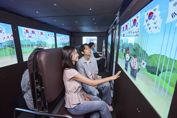 증강현실 콘텐츠를 즐기는 방문객들 모습. 사진=SK텔레콤