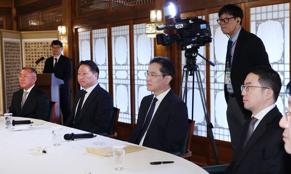 지난 4월 1일, 4대그룹 총수가 서울 종로구 총리공관에서 열린 한덕수 대통령 권한대행 국무총리 주재 경제안보전략TF 회의에 참석하고 있다. 왼쪽부터 정의선 현대차그룹 회장, 대한상공회의소 회장인 최태원 SK회장, 이재용 삼성전자 회장, 구광모 LG회장. 사진=뉴시스