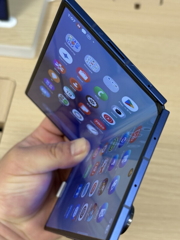 삼성전자는 일찌감치 온디바이스AI를 도입해 AI 기능 고도화해 성공한데다 갤럭시 S25· Z 폴드 7 등 프리미엄 스마트폰의 연이은 성공으로 국내 시장 점유율 82%를 기록했다. 사진=이상훈 기자