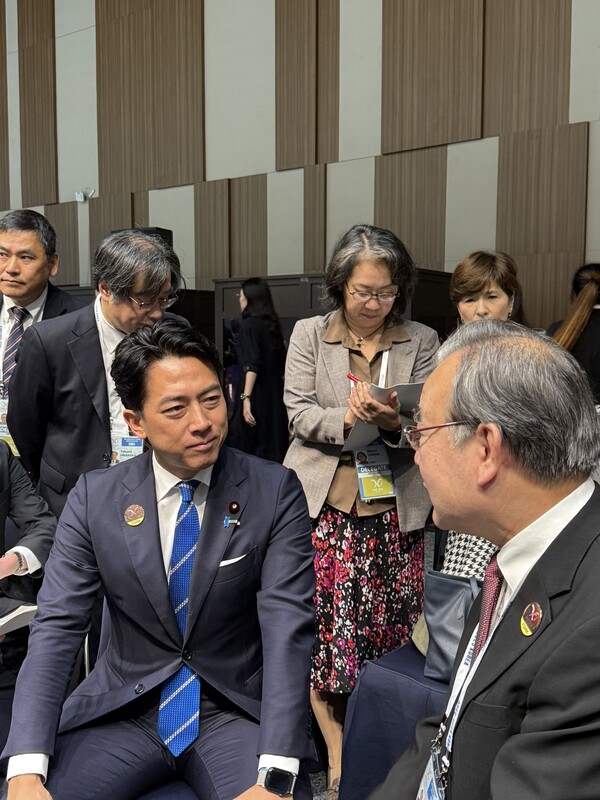 지난 9일 아시아태평양경제협력체(APEC) 식량안보장관회의 및 한중일 농업장관회의에 참석한 고이즈미 신지로 일본 농림수산상이 후추이치(胡翠琦)는 대만 농업부 정무 차장과 대화를 나누고 있다. 사진=고이즈미 신지로 X