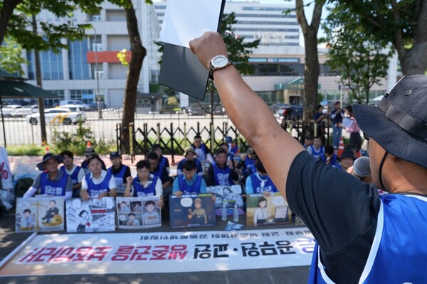 지난 12일 용산 대통령실 앞에서 열린 공무원 임금인상 촉구 연좌집회사진=전국시군구공무원노동조합연맹