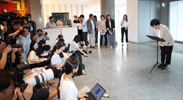 새 여성가족부 장관 후보자인 원민경 변호사가 18일  인사청문회 준비 사무실로 출근하며 취재진에게 인사하고 있다. 사진=뉴시스