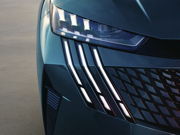 '클로(발톱)' 형상의 LED 주간주행등 모습. 사진=푸조