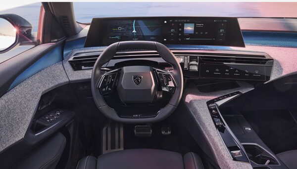 21인치 파노라믹 디지털 디스플레이와 아이-콕핏. 사진=푸조