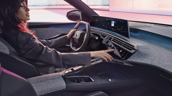 운전자 중심으로 설계된 올 뉴 3008의 디지털 인테리어. 사진=푸조