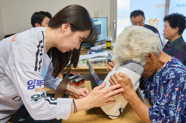대웅제약은 대부도에서 주민들을 대상으로 '디지털 헬스 의료봉사'를 진행했다.