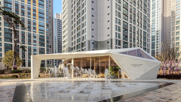 현대건설이 'K-디자인 어워드 2025'에서 골드 위너에 선정된 힐스테이트 신용 더리버 단지 내 휴게공간 '트라이앵글 하우스' 전경. 사진=현대건설