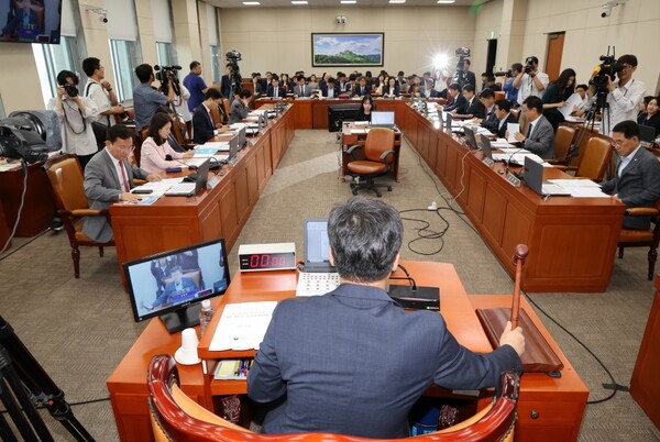 20일 환경노동위원회 전체회의 중 안호영 위원장이 의사봉을 두드리고 있다. 사진=뉴시스