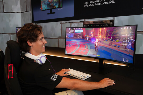 삼성전자 모델이 독일 쾰른에서 열린 '게임스컴 2025(Gamescom 2024)'에서 '오디세이 G7'을 소개하고 있다. 사진=삼성전자