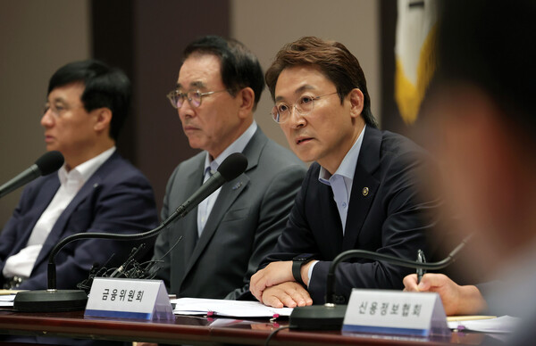 권대영(왼쪽 세 번째) 금융위원회 부위원장. 사진=뉴시스