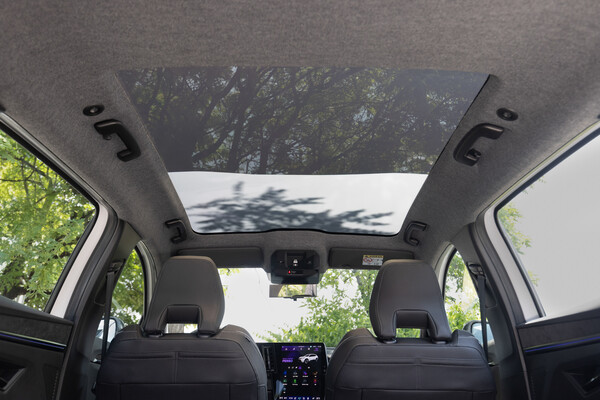 세닉 E-Tech에 탑재된 '솔라베이(Solarbay)' 파노라믹 선루프. 투명도 조절 기능을 갖춰 탑승자의 취향과 상황에 따라 실내 분위기를 바꿀 수 있다. 사진=르노코리아