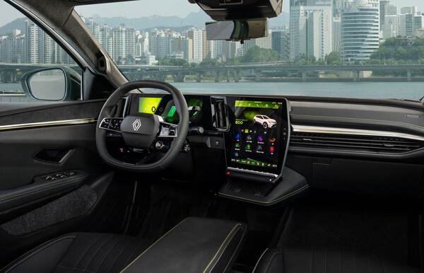 세닉 E-Tech의 운전석 전경. 대형 센터 디스플레이와 디지털 계기판이 통합된 구조로 전기차 전용 플랫폼의 특성을 보여준다. 사진=르노코리아