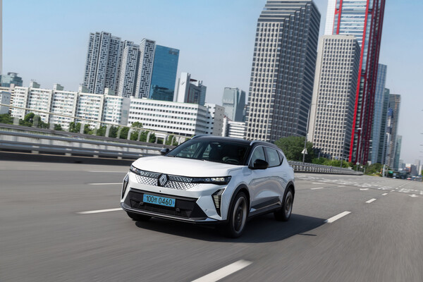 서울 도심 도로를 주행 중인 세닉 E-Tech. 르노코리아는 올해 국내에 999대를 수입해 순차적으로 출고할 예정이다. 사진=르노코리아