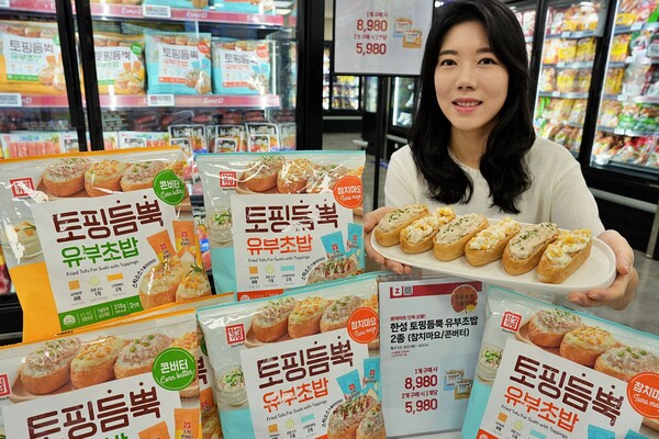 롯데마트는 대형마트 단독으로 '토핑 듬뿍 유부초밥'을 출시했다. 사진=롯데마트∙슈퍼 