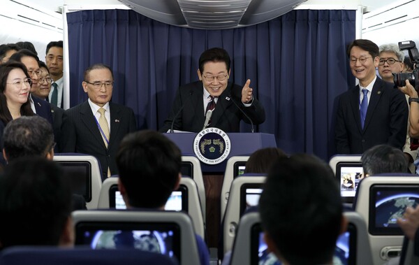 이재명 대통령이 일본 도쿄에서 미국 워싱턴DC로 향하는 공군1호기에서 기자간담회를 진행하고 있다. 사진은 한 기자에게 질문 기회를 주고 있는 모습이다. 사진=뉴시스