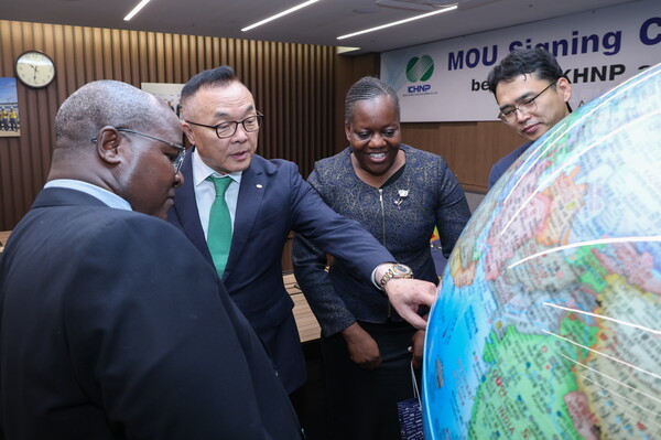  황주호 한수원 사장(가운데)이 짐바브웨 교육혁신연구개발센터 임직원들에게 지구본을 활용, 설명하고 있다. 사진=한수원