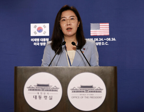 강유정 대변인이 25일(현지 시간) 미국 워싱턴D.C 프레스센터 내 중앙기자실에서 정상회담 및 방미일정 관련 브리핑을 하고 있다. 사진=뉴시스