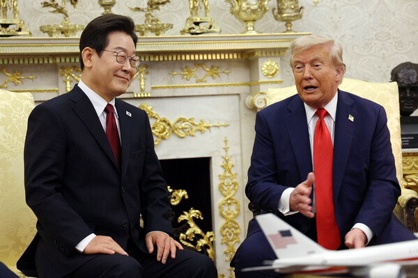 이재명 대통령(좌)과 도널드 트럼프 미국 대통령. 두 정상 간의 만남은 25일(현지 시간) 미국 워싱턴DC 백악관 한미 정상회담애서 이뤄졌다. 사진은 트럼프 대통령의 말을 경청하며 미소 짓는 이재명 대통령의 모습이다. 사진=뉴시스