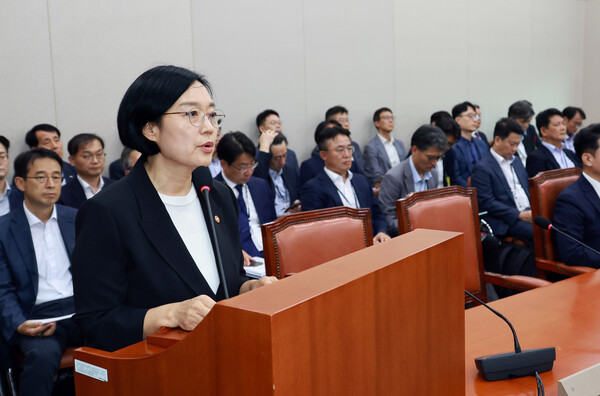 한성숙 중소벤처기업부 장관이 25일 오후 서울 여의도 국회에서 열린 산업통상자원중소벤처기업위원회 전체회의에서 발언을 하고 있다. 사진=뉴시스