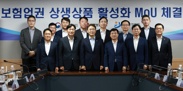 권대영(앞줄 왼쪽 세 번째) 금융위원회 부위원장이 서울 영등포구 보험개발원에서 열린 보험업권 상생상품 활성화 MOU 체결식에 참석해 김철주(오른쪽 세 번째) 생명보험협회 회장, 이병래(앞줄 왼쪽 두 번째) 손해보험협회 회장 등과 기념촬영을 하고 있다. 사진=뉴시스