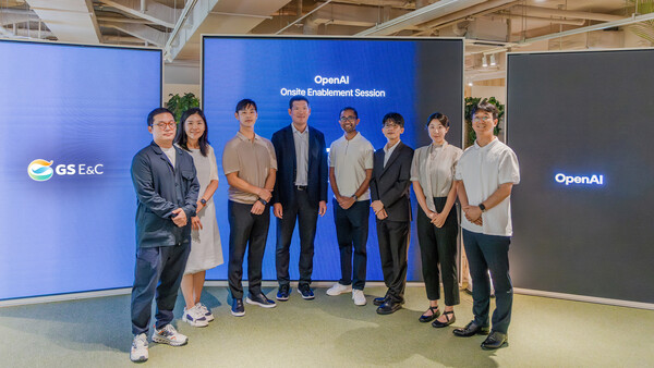 서울 종로구 GS건설 본사서 21일 GS건설 허윤홍 대표(사진 왼쪽 4번째) 및 관계자와 오픈AI 담당자들이 기념사진을 촬영하고 있다. 사진=GS건설
