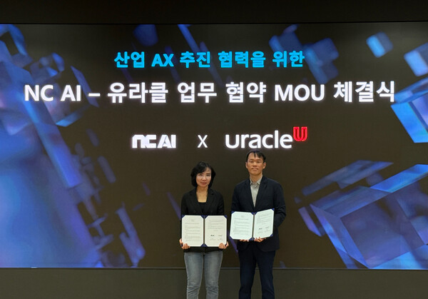 NC AI와 모바일·플랫폼 전문기업 유라클이 AI 기반 혁신 서비스의 확산과 기업 시장 공략을 위해 전략적 업무협약을 체결했다. (왼쪽부터)NC AI 이연수 대표와 유라클 권태일 대표. 사진=NC AI