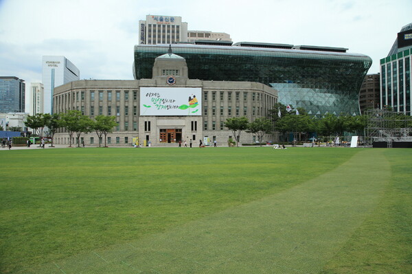 서울시청 앞 잔디광장. 사진=서울시