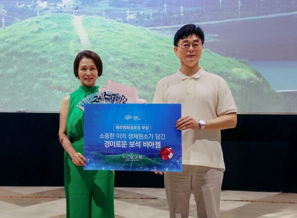 비아생명공학은 배우 문희경에게 생체보석 '비아젬'을 전달했다. 사진=보람그룹