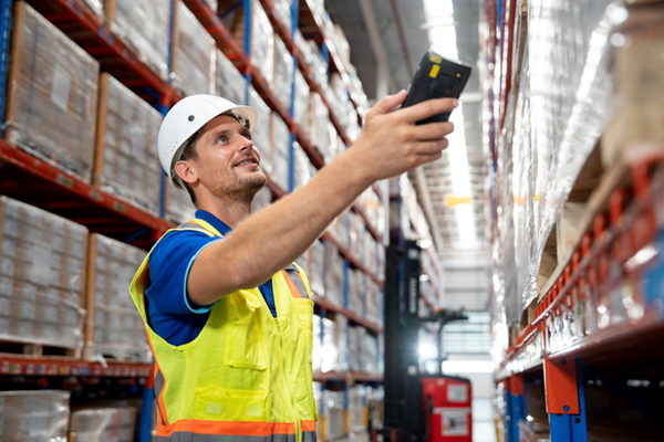 한 외국인 노동자가 퀄컴 드래곤윙 Q-6690 칩셋을 장착한 모바일 극초단파 RFID 리더기를 사용해 업무를 보고 있다. 사진=퀄컴