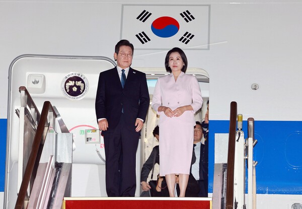 28일 일본·미국 순방을 마치고 서울공항에 도착, 공군 1호기에서 내린 이재명 대통령과 김혜경 여사. 사진=뉴시스