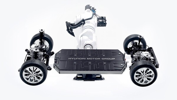 현대자동차그룹의 전기차 전용 플랫폼 'E-GMP' 구조 이미지. 배터리 팩과 앞·뒤 구동 모듈로 구성돼 있으며 아이오닉 5, EV6 등 주요 전기차에 적용된다. 사진=현대자동차