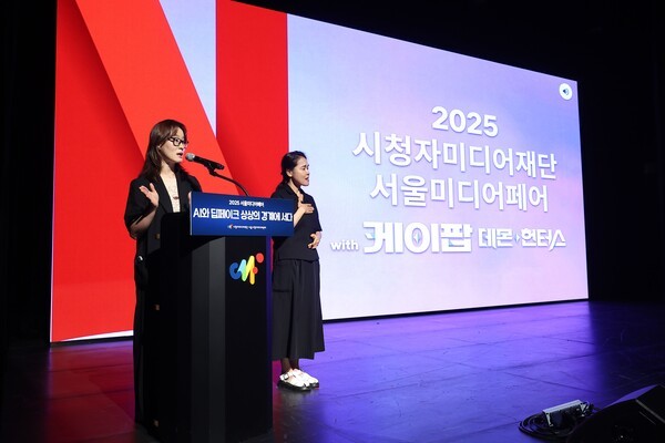 (왼쪽)최민디 넷플릭스 더빙 시니어 매니저가 배리어프리 행사에 대해 설명 중인 모습. 사진=넷플릭스